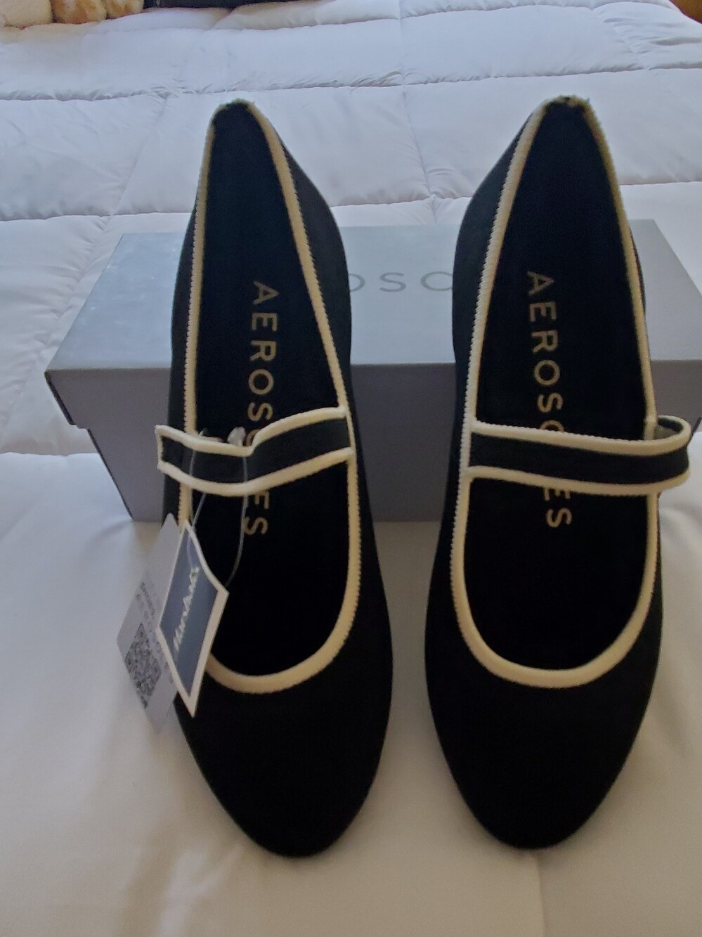 AEROSOLES Black Flats with Cream Trim Mary Jane Strap